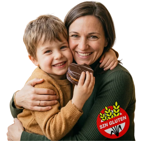 Mamá con su hijo celíaco comiendo un alfajor sin gluten