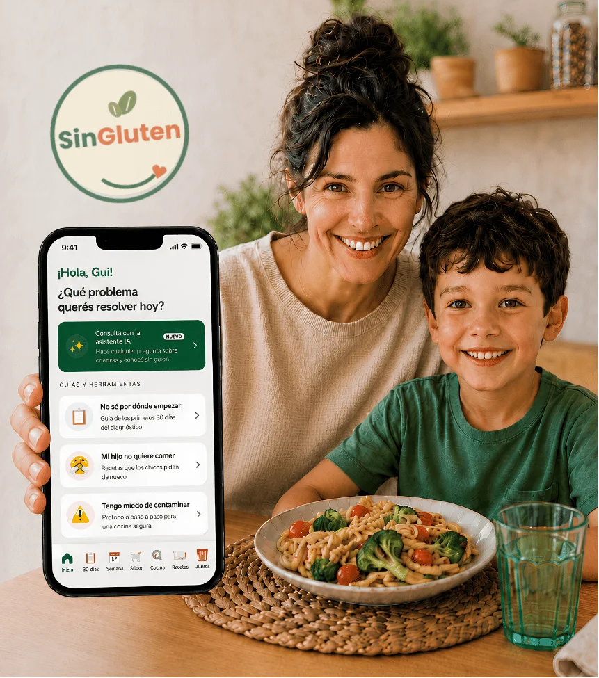 La app Sin Gluten para Mamás en el celular, junto a una mamá y su hijo en la cocina